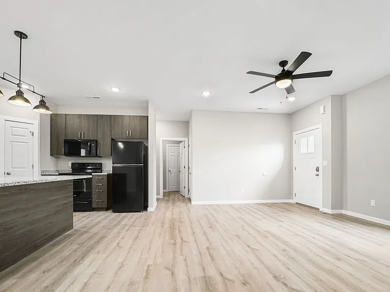655 E Forest St — Photo 5