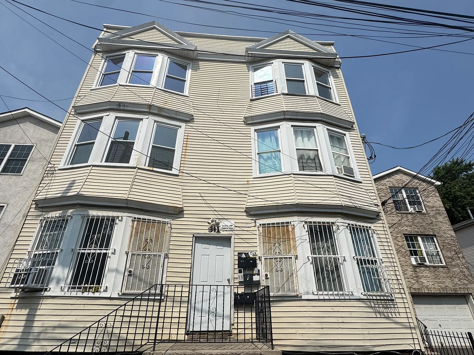 3 bed, 1000 sqft, $1,749 — Photo 1