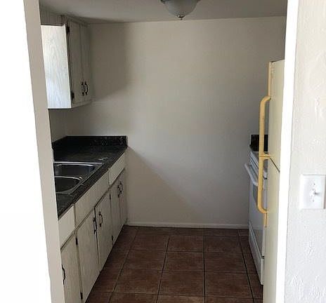 3rd image of 3754 Desoto Ave