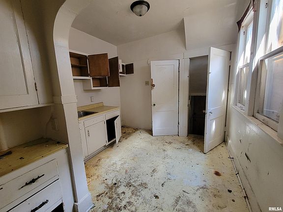 5th image of 1918 N Indiana Ave