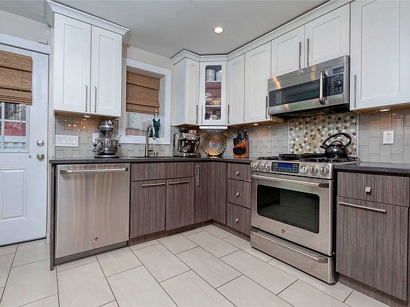 3rd image of 10215 Lockwood Ct