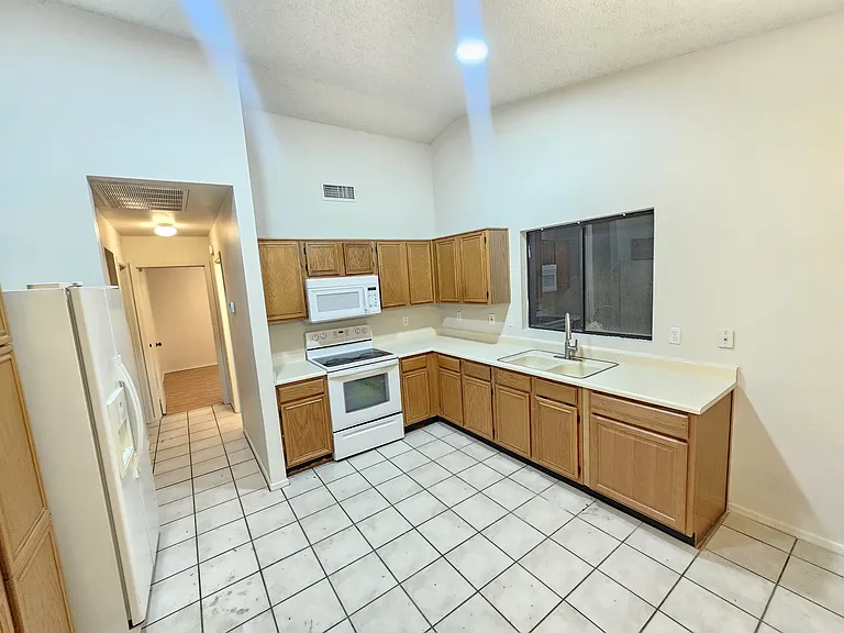 7819 W Myrtle Ave — Photo 10