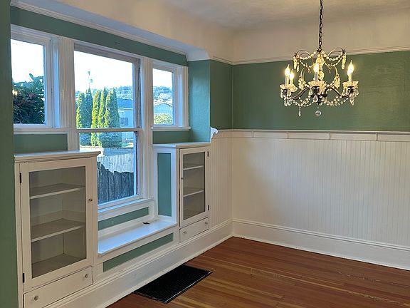 Dining room with built-ins