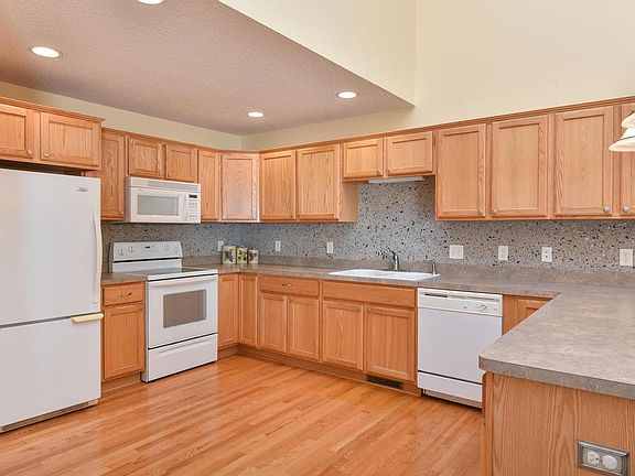 3rd image of 3775 Larabee Ave NE