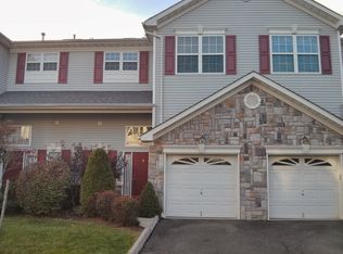 4 Bridgepointe Dr, Laurence Harbor, NJ 08879