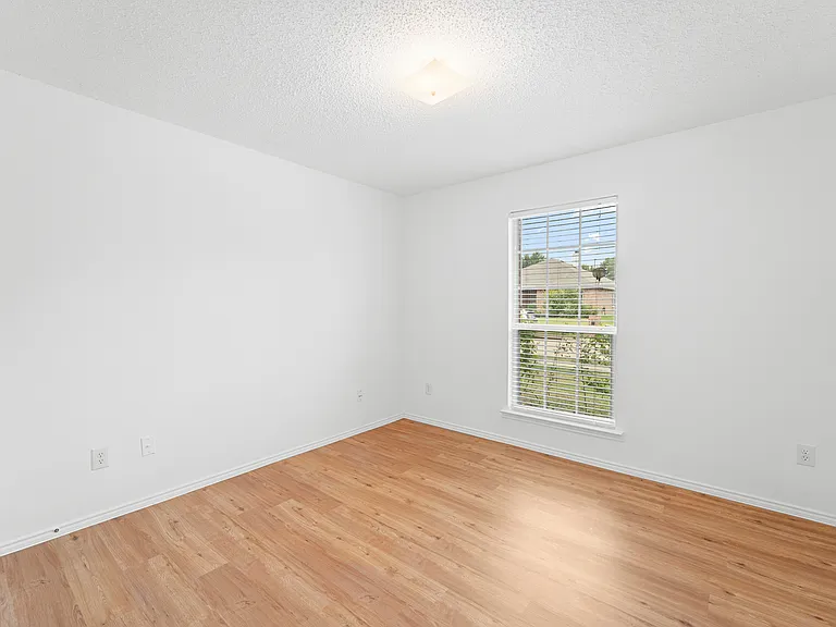 9825 Tyler Dr — Photo 5