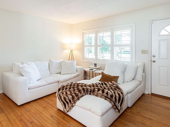 3rd image of 1571 Magnolia Ave