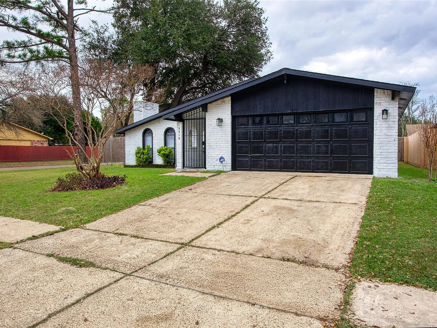 3 bed, 2.0 bath, 1801 sqft, $2,100 — Photo 2