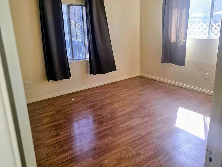 2422 E 7th St #1/2 — Photo 10