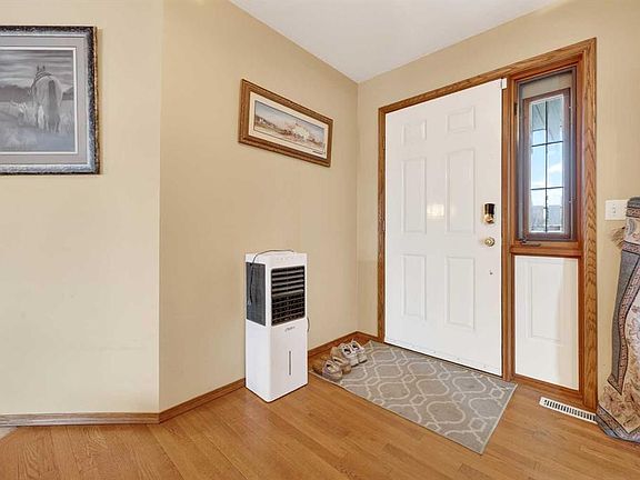 2nd image of 1124 E Gleneagles Dr