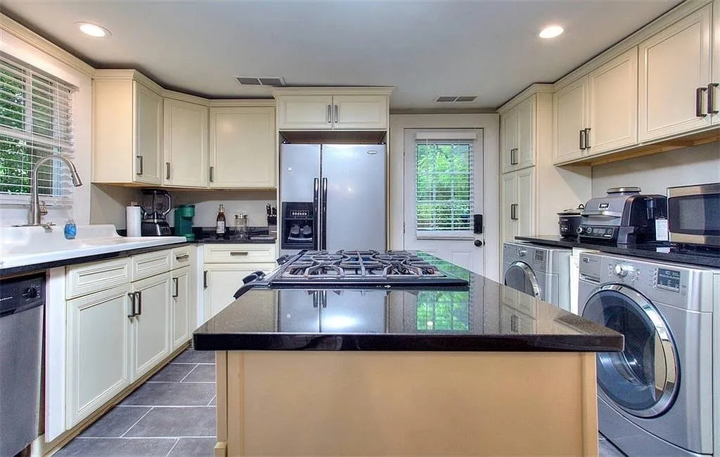 2 bed, 1.0 bath, 989 sqft, $2,500 — Photo 1