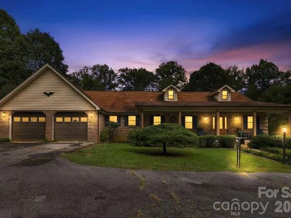 1079 Dupont Rd, Hendersonville, NC 28739