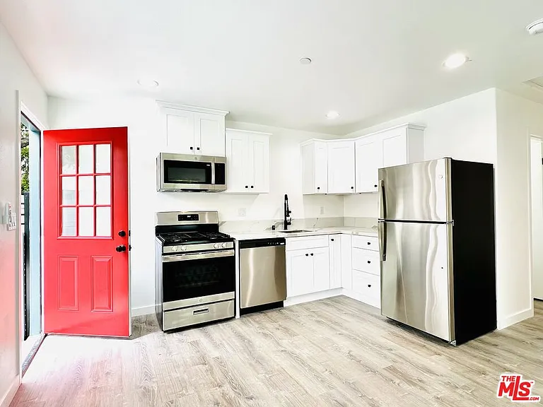 2628 N Beachwood Dr #7/8 — Photo 8