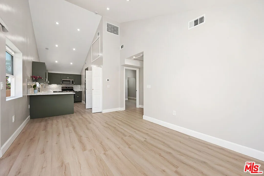 2 bed, 2.0 bath, 800 sqft, $4,600 — Photo 3