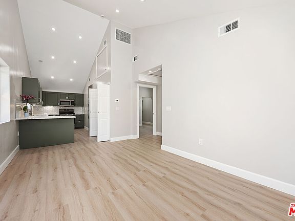 3rd image of 2329 Selby Ave