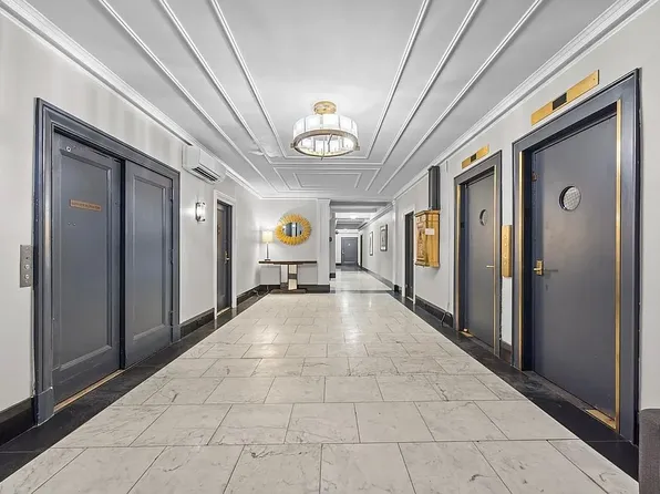 325 West 45th Street image 10 of 10