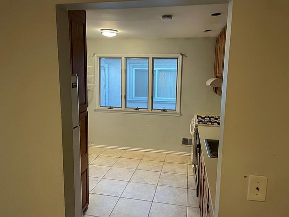 4th image of 2900 E 63rd St