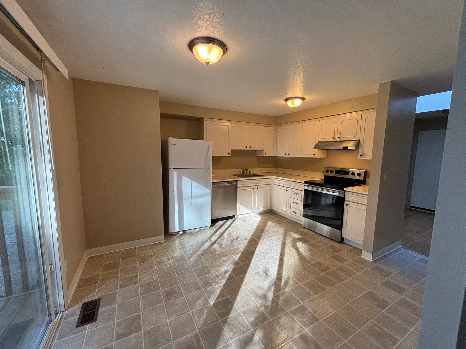 3 bed, 1055 sqft, $2,800 — Photo 4