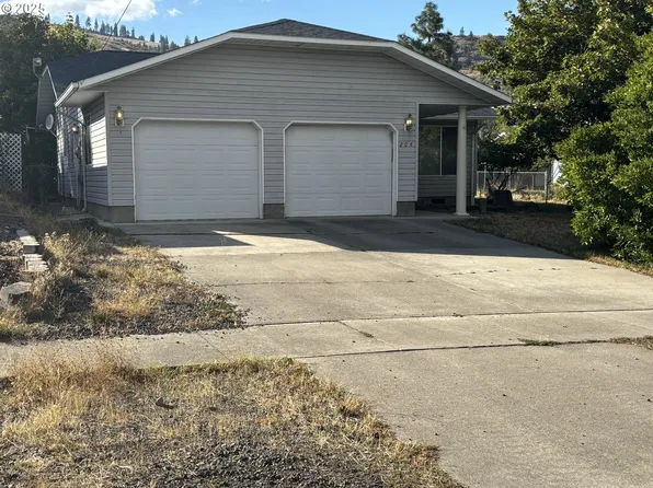204 3rd St, La Grande, OR 97850