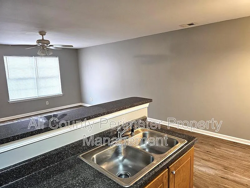 2 bed, 2.5 bath, 1080 sqft, $1,200 — Photo 4