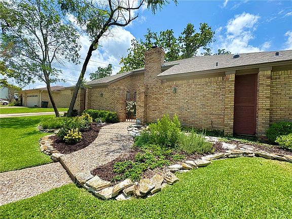 3rd image of 2730 Camelot Dr