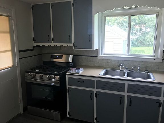 3rd image of 426 Fernwood Ave