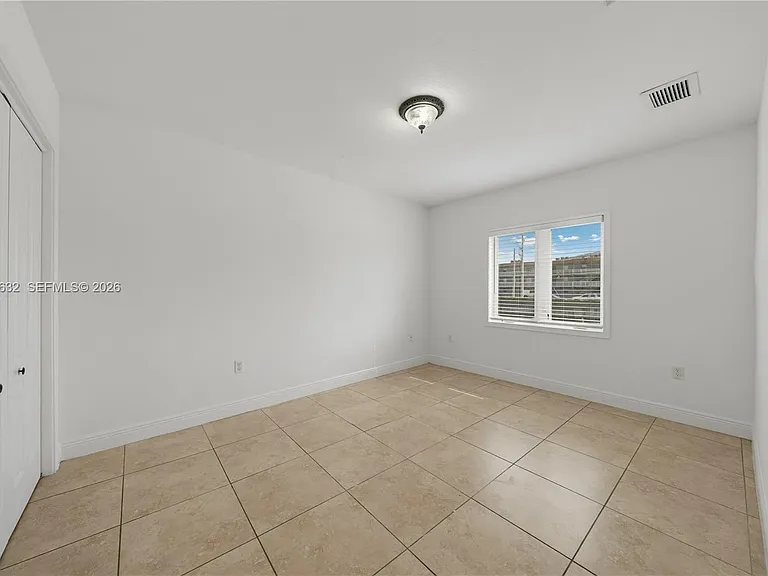 7515 NW South River Dr — Photo 8