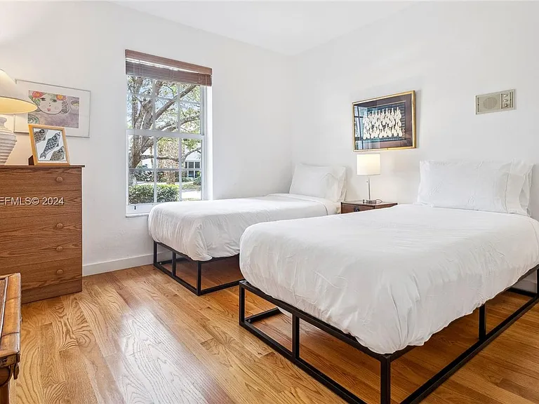 10130 SW 70th Ave — Photo 12