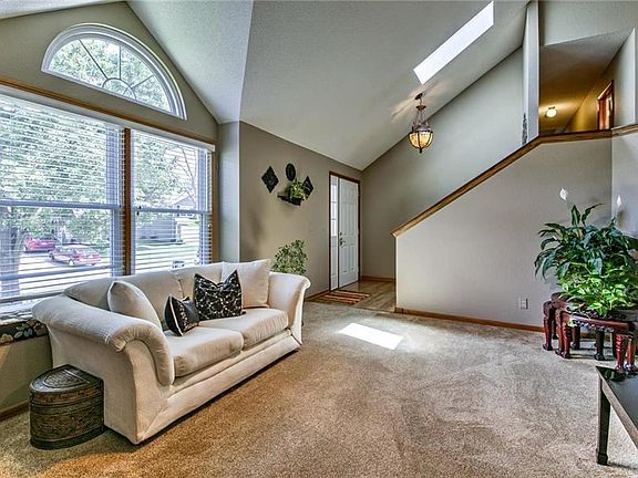 3rd image of 15814 Horton Ln