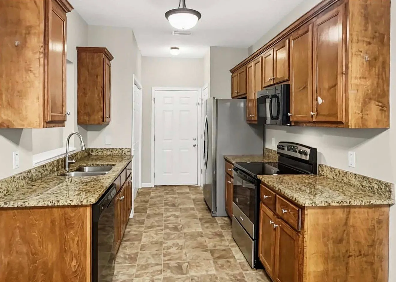 Beautiful 3-Bedroom Home with Garage & Spacious Yard — Photo 2