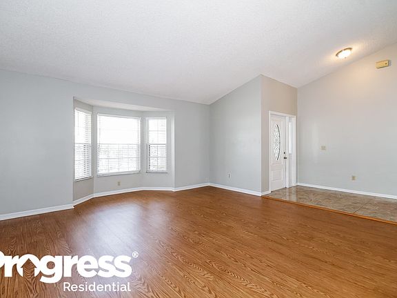 4th image of 1415 Queensbury Ave