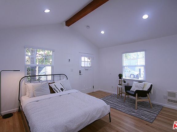 2nd image of 311 N Venice Blvd #1