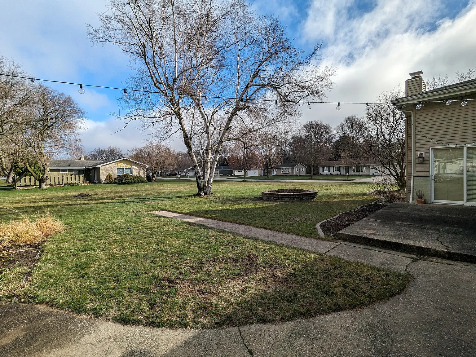 4 bed, 2.5 bath, 2400 sqft, $1,250 — Photo 2