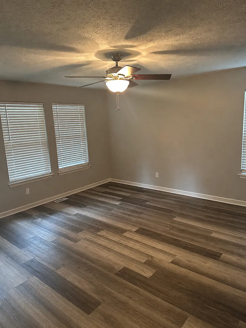 3 bedroom 1 bathroom house — Photo 2