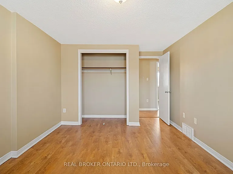 18 Julie Dr — Photo 9
