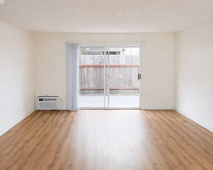 Lynrose Manor Apartments — Photo 21