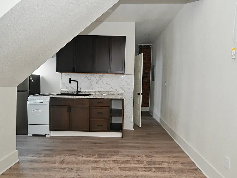 2918 N Kenwood Ave #A — Photo 11