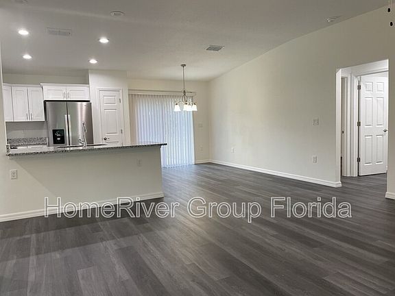 4th image of 1010 NW Redwood Dr