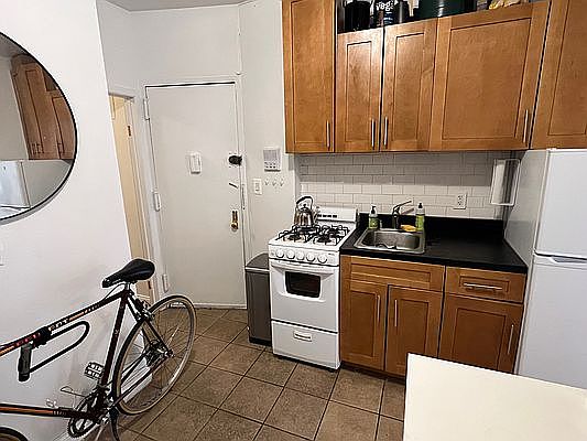 2nd image of 117 Christopher St #4