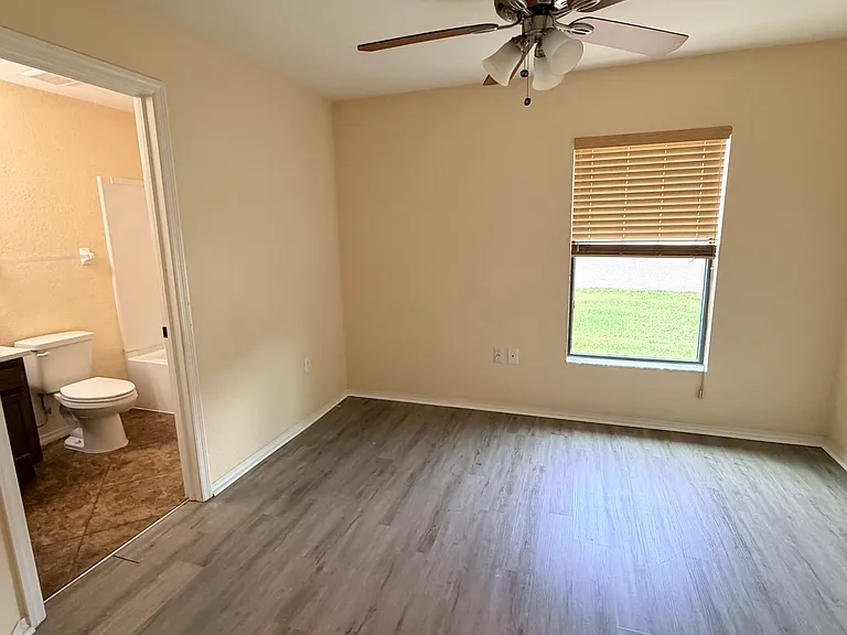 2nd Bedroom with Full bath