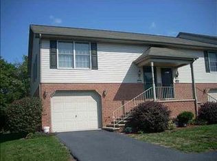930 Woodridge Dr, Middletown, PA 17057