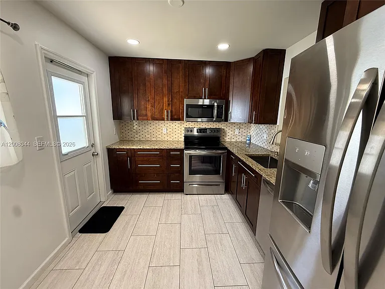609 NE 14th Ave #108 — Photo 8