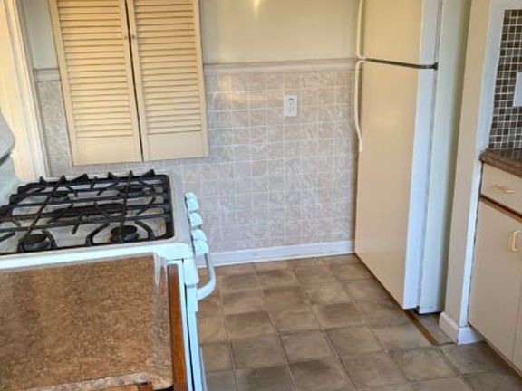 2nd image of 1239 Emerson Ave