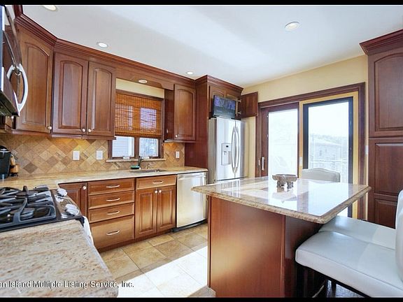 5th image of 148 Seneca Ave