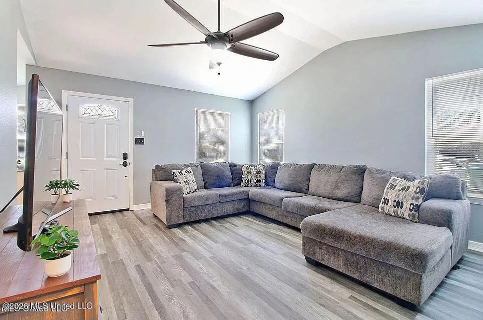 3 bed, 2.0 bath, 1140 sqft, $1,500 — Photo 2
