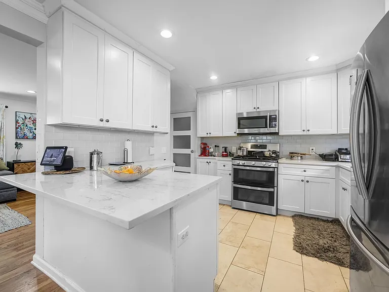 122 Village Cir W — Photo 8