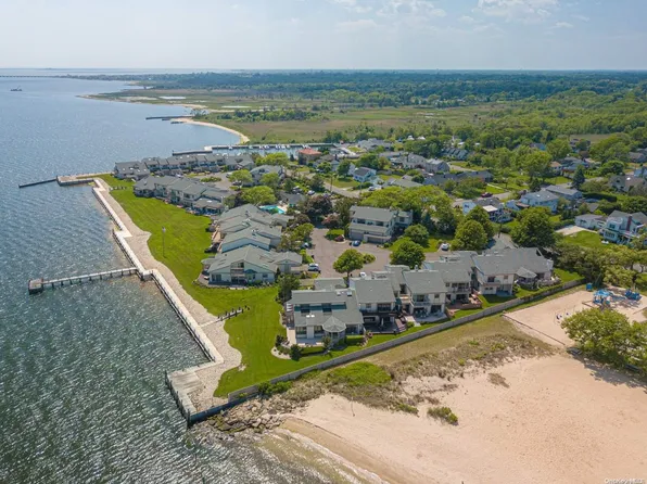 6 Captains Walk #6, Bay Shore, NY 11706