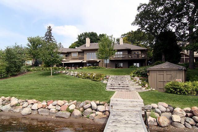 Beautiful sandy, level lakeshore with sunset views!