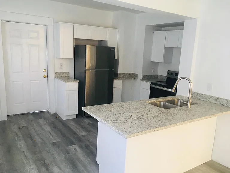 1205 N Madison Ave — Photo 4