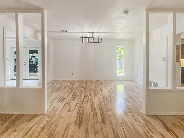 2604 NE Garden Ln — Photo 8